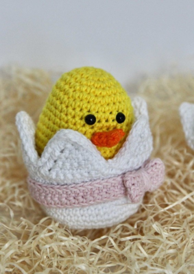 Pääsiäinen kana munissa