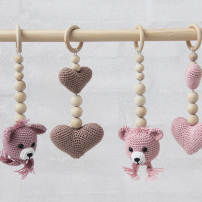 Go käsintehty nallepää ja sydämet