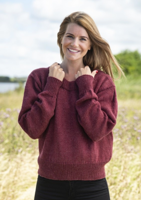 1755 neule, jossa leveä kaksinkertainen pääntie ja hihat