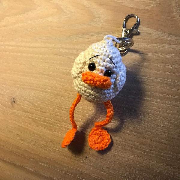 Minimunat ankanpoikanen kanssa