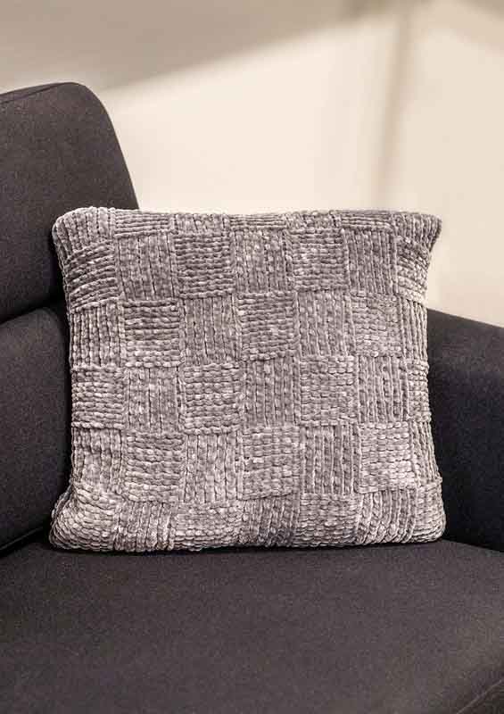 D54 Pienillä neliöillä varustettu tyyny