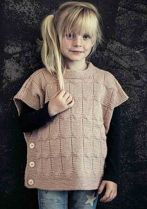 131-3 Neulottu lasten poncho, jossa napit sivuilla