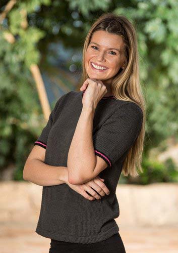 Harmaa pusero raidallisilla reunoilla