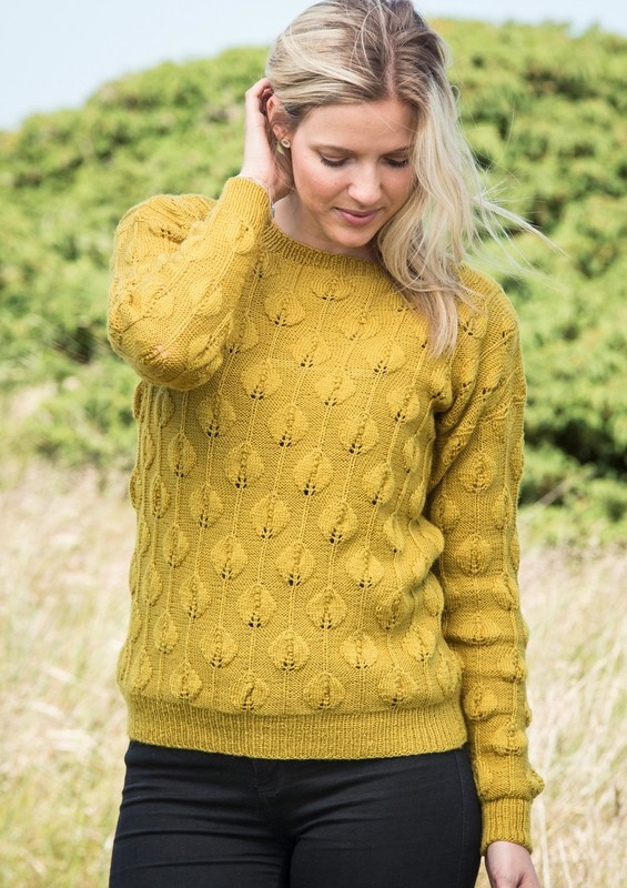 1659 Pitkähihainen lehtikuvioinen pusero