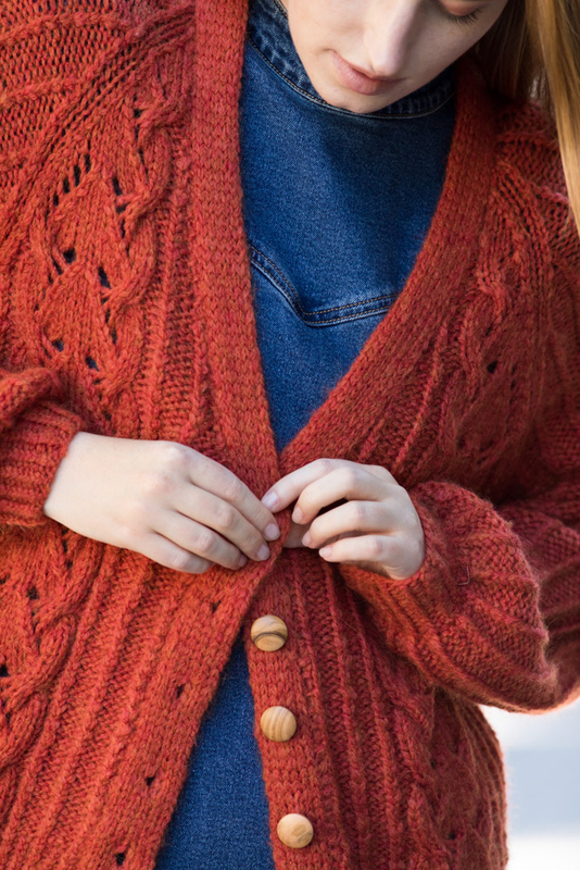 DG419-01 Eline Cardigan Kort Rød Terracotta