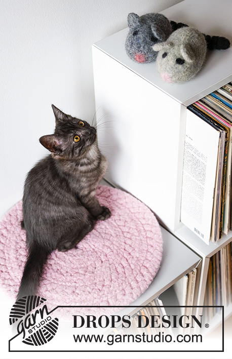 0-1502 Kitty Nap Pad by DROPS Design