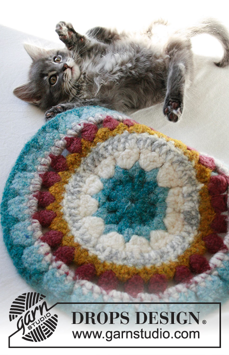 0-1504 Center of Cattention by DROPS Design