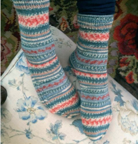 R0258 Sokker med snoninger på siden af foden