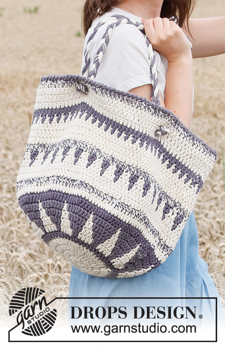 220-25 Compass Tote by DROPS Design