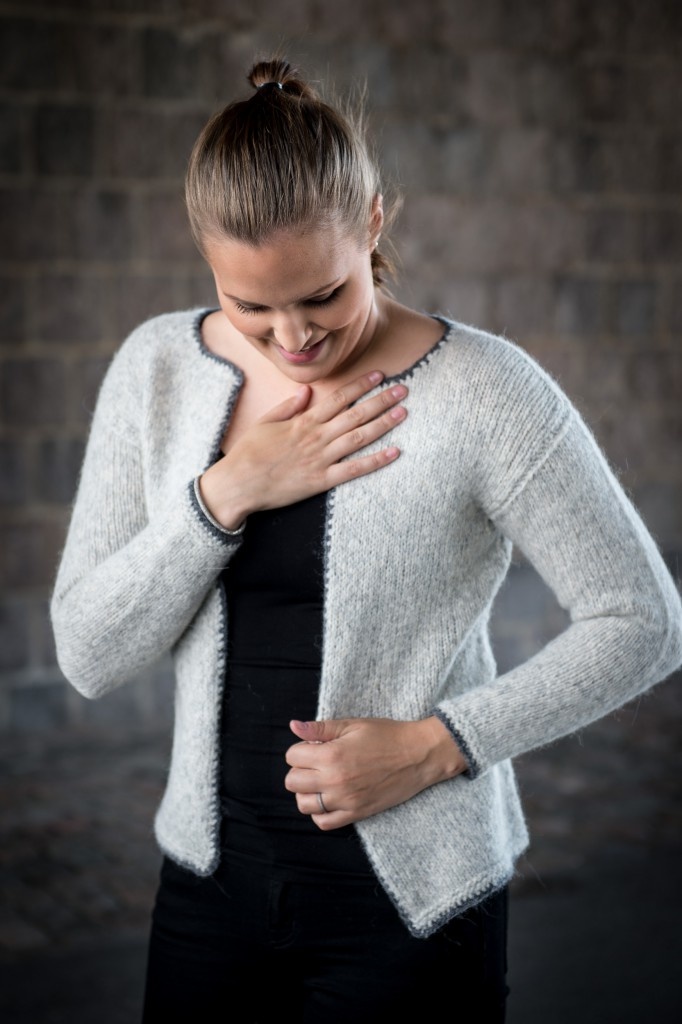 1525 - Takki tummilla virkatuilla reunoilla Mayflower Sky -langasta