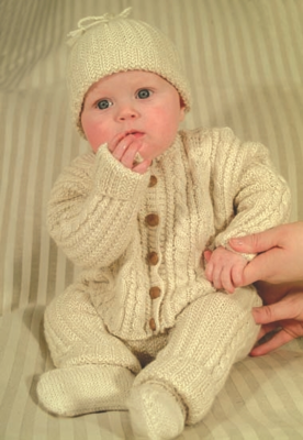 111 Aran neulottu takki, housut ja hattu