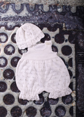 124-7 Vauvan puku hatulla